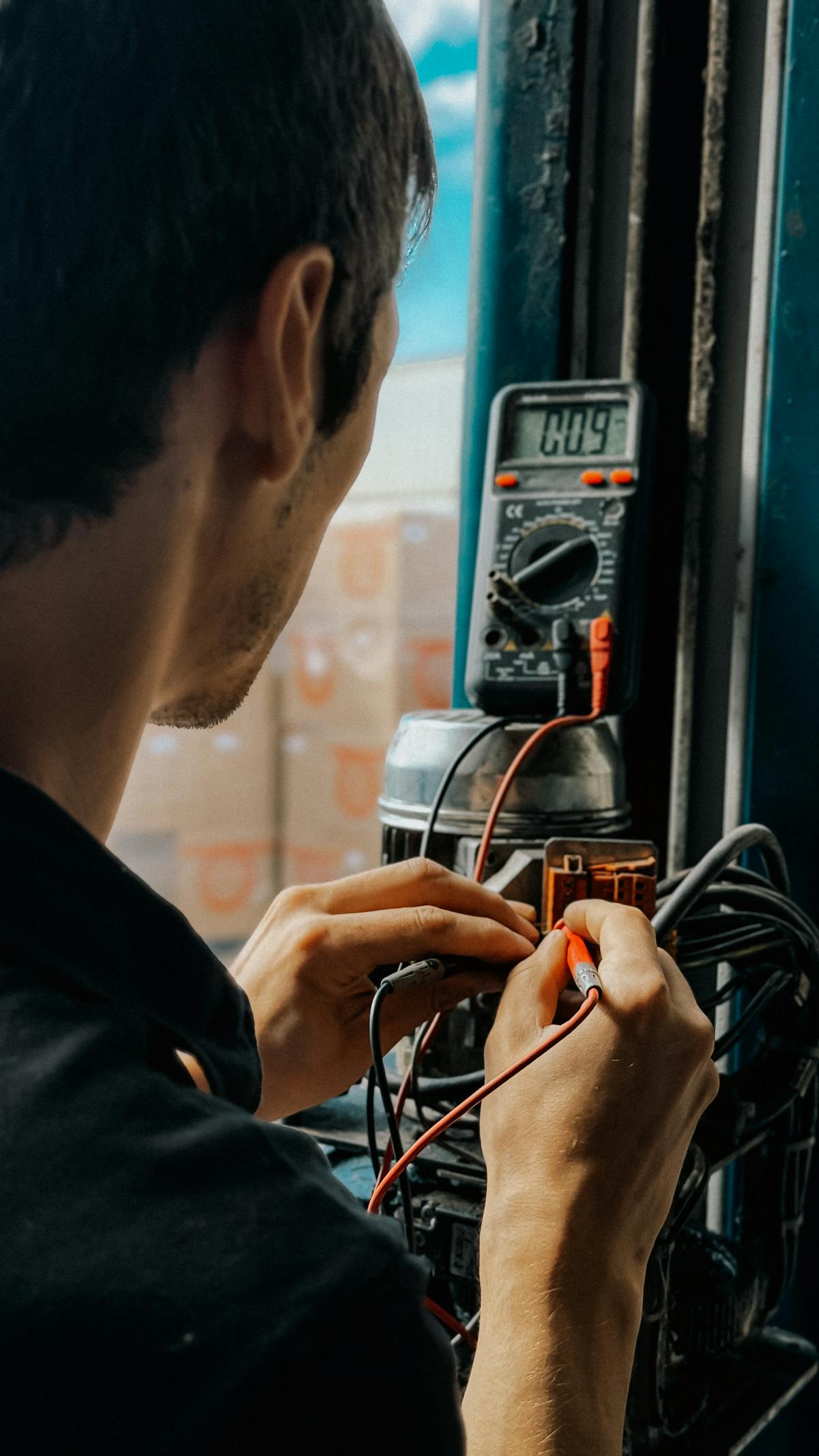 Mesure de précision au multimètre — Sarl Danelec, électricité générale à Nice
