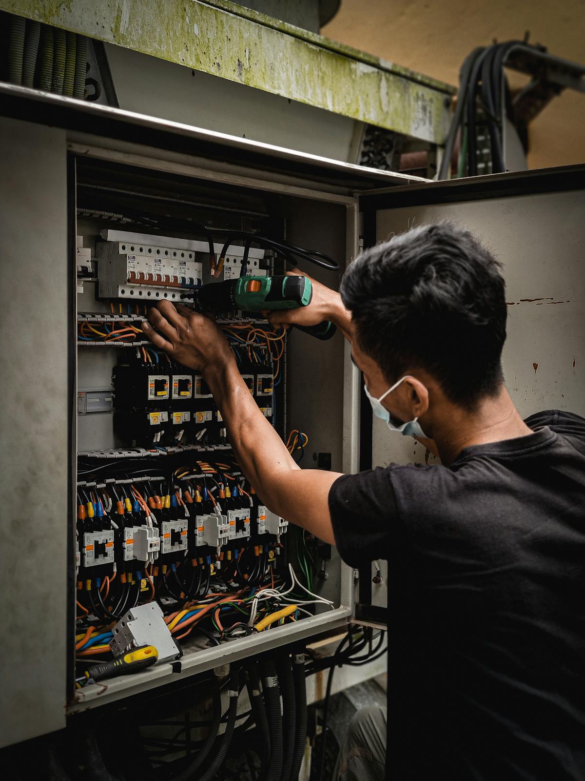 Technicien Sarl Danelec sur un tableau électrique à Nice